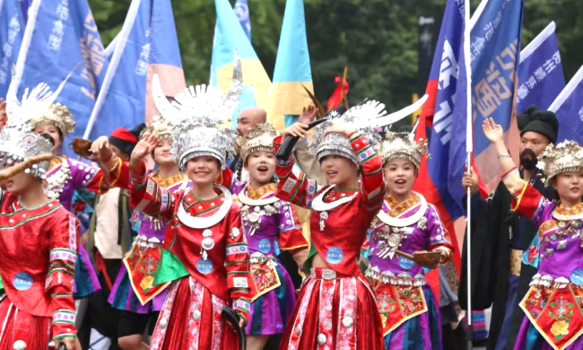 贵州酱酒集团亮相贵州民族团结大巡游，民族风情与美酒文化共舞筑城